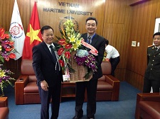 Tổng giám đốc Tổng công ty Bảo đảm an toàn hàng hải miền Bắc tặng hoa chúc mừng các thầy cô giáo trường Đại học Hàng hải nhân ngày 20/11.