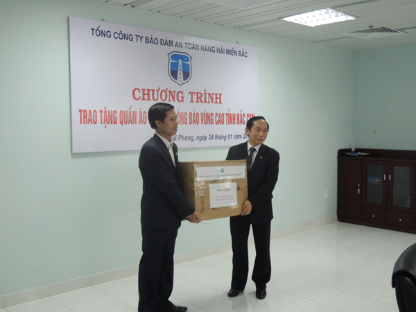 Tổng Công ty Bảo đảm an toàn hàng hải miền Bắc tổ chức chương trình trao tặng quần áo ấm cho đồng bào Tỉnh Bắc Cạn