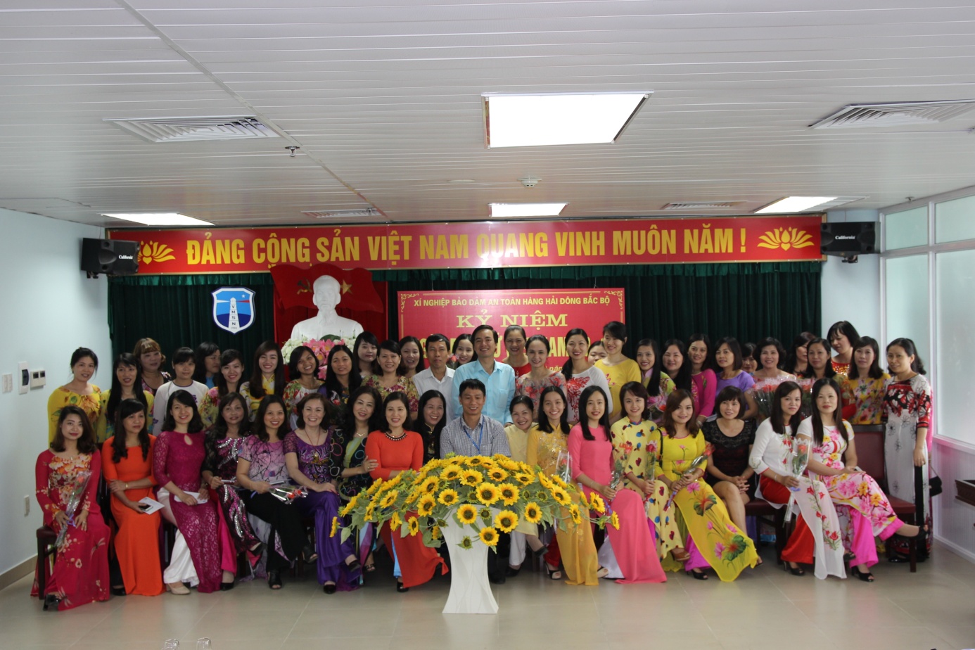 Xí nghiệp Bảo đảm an toàn hàng hải Đông Bắc Bộ tổ chức các hoạt động kỷ niệm ngày phụ nữ Việt Nam (20/10).