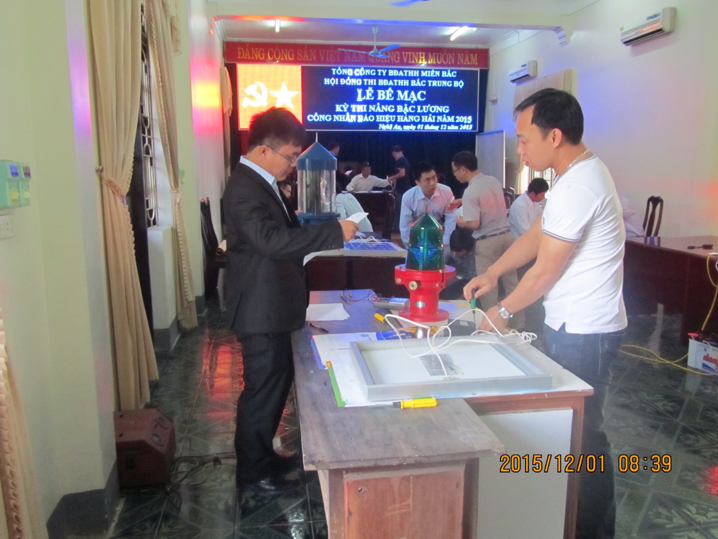 Tổ chức kỳ thi nâng bậc cho công nhân viên Bảo đảm an toàn hàng hải Bắc Trung Bộ năm 2015.