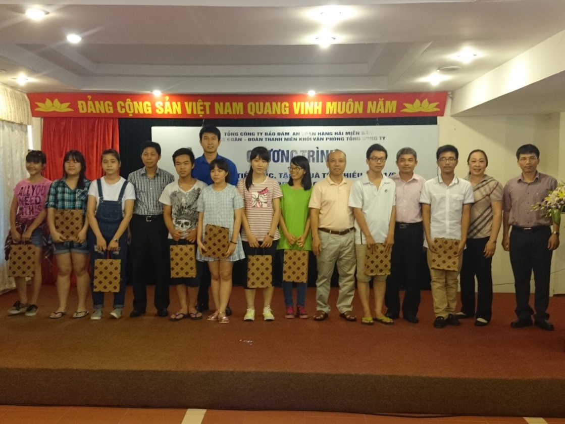 Tổng công ty Bảo đảm an toàn hàng hải miền Bắc tổ chức Chương trình giao lưu, tiếp xúc, tặng quà Tết Thiếu nhi 1-6 và trao phần thưởng học sinh giỏi, học sinh tiên tiến năm 2014-2015 cho các cháu là con cán bộ công nhân viên khối Văn phòng Tổng công ty.