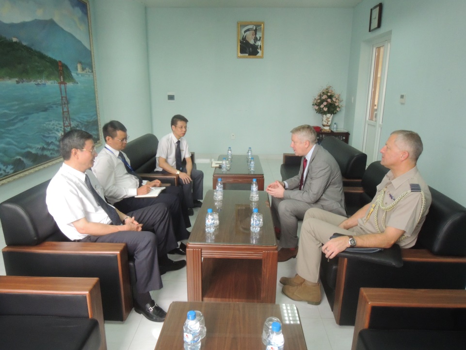 Đoàn chuyên gia Văn phòng thủy đạc quốc gia Anh đến thăm và làm việc với Tổng công ty Bảo đảm an toàn hàng hải miền Bắc