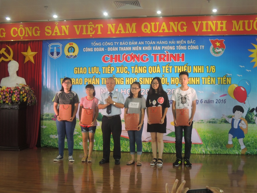Tổng công ty Bảo đảm an toàn hàng hải miền Bắc tổ chức Chương trình giao lưu, tiếp xúc, tặng quà Tết Thiếu nhi 1/6 và trao phần thưởng học sinh giỏi, học sinh tiên tiến năm học 2015 – 2016