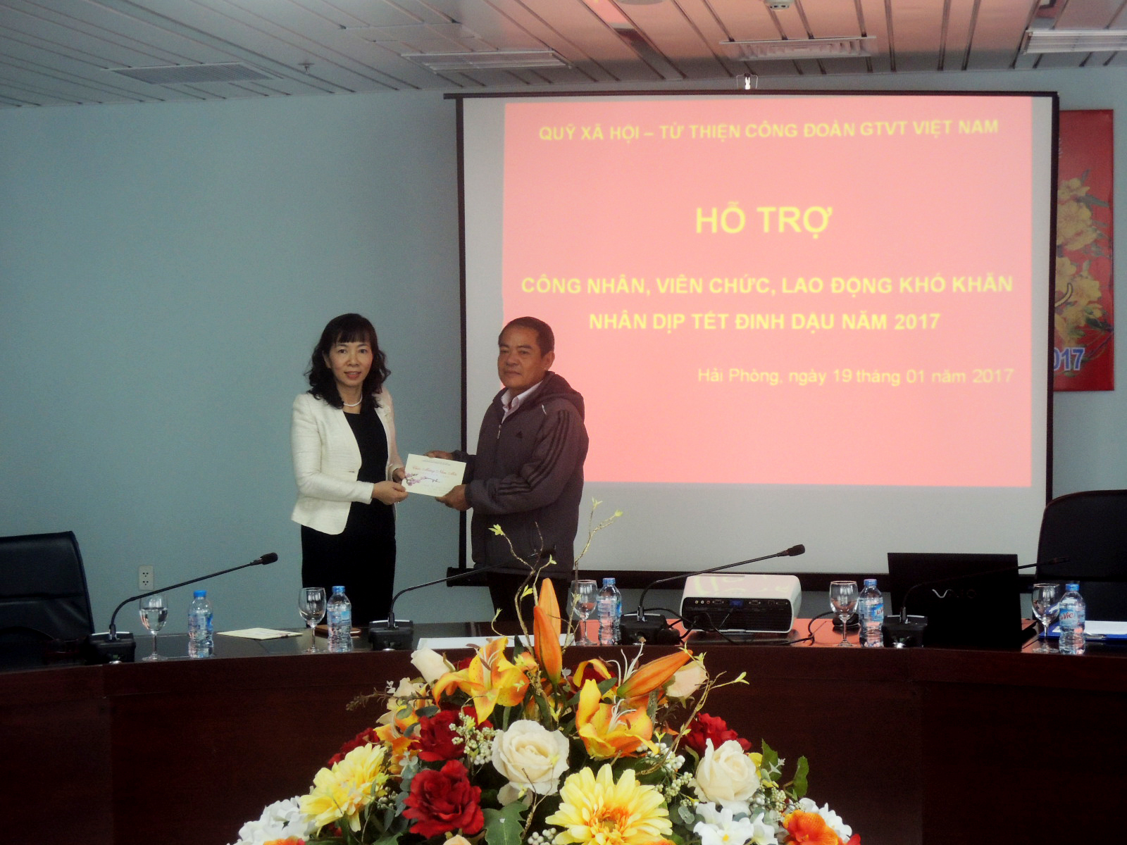 Công Đoàn Giao thông vận tải Việt Nam trao quà tết, hỗ trợ cho các cán bộ công nhân viên có hoàn cảnh khó khăn tại Tổng công ty Bảo đảm an toàn hàng hải miền Bắc