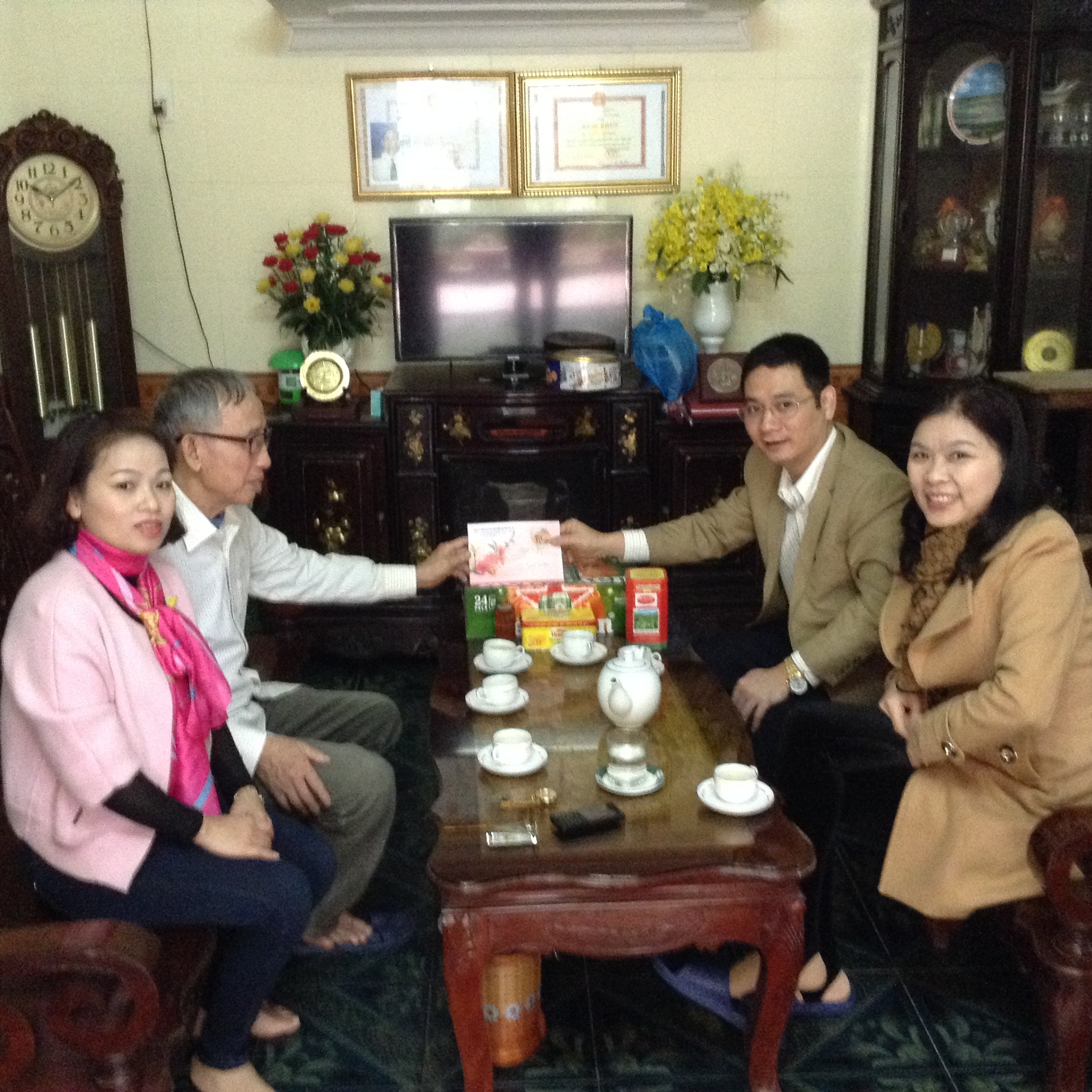 Công ty Hoa tiêu hàng hải khu vực VI tổ chức thăm và chúc Tết cán bộ hưu trí nhân dịp Xuân Đinh Dậu năm 2017