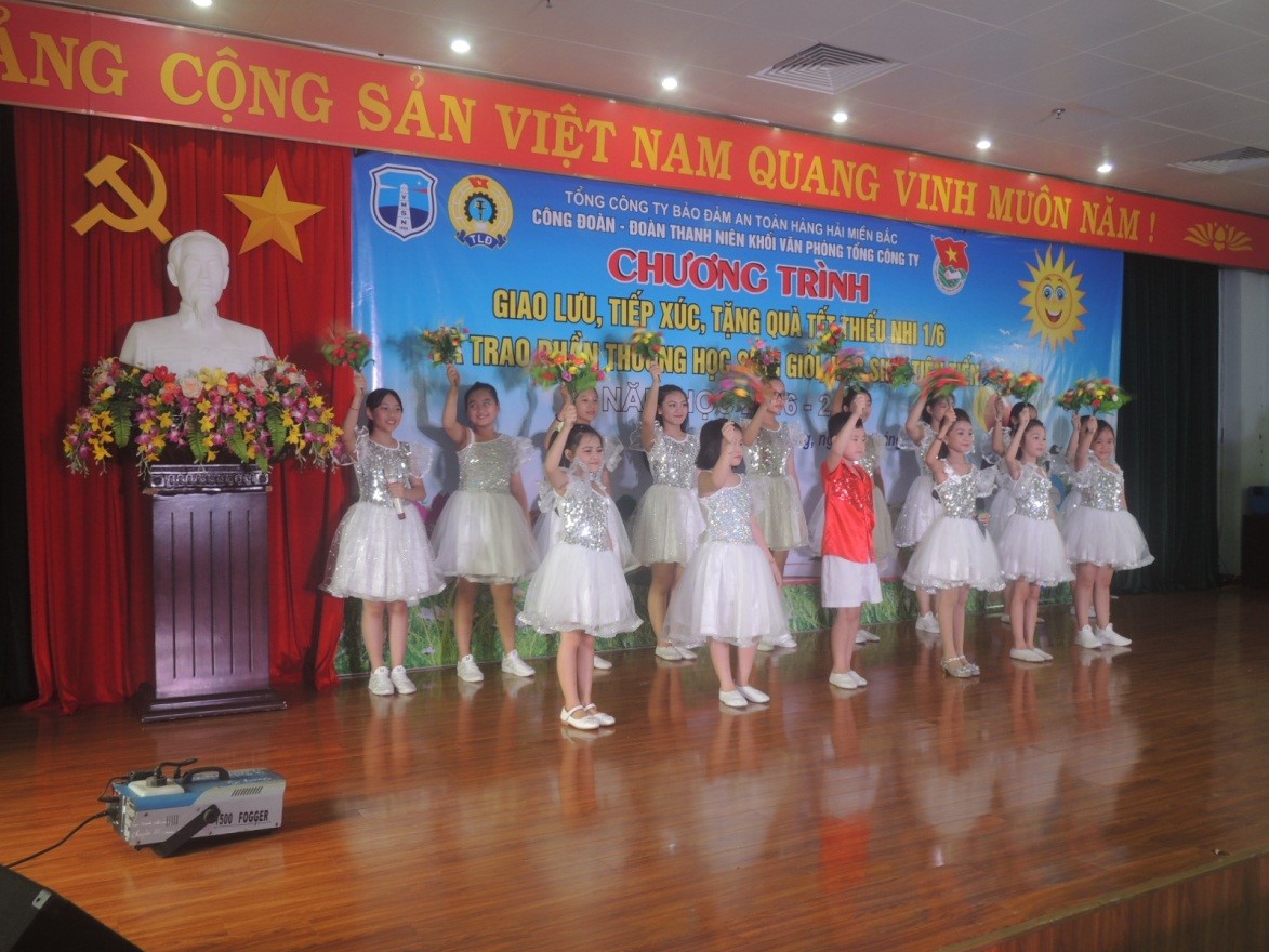 Tổng công ty Bảo đảm an toàn hàng hải miền Bắc tổ chức Chương trình Giao lưu, tiếp xúc, tặng quà Tết Thiếu nhi 1/6 và trao phần thưởng học sinh giỏi, học sinh tiên tiến năm hoc 2016 – 2017