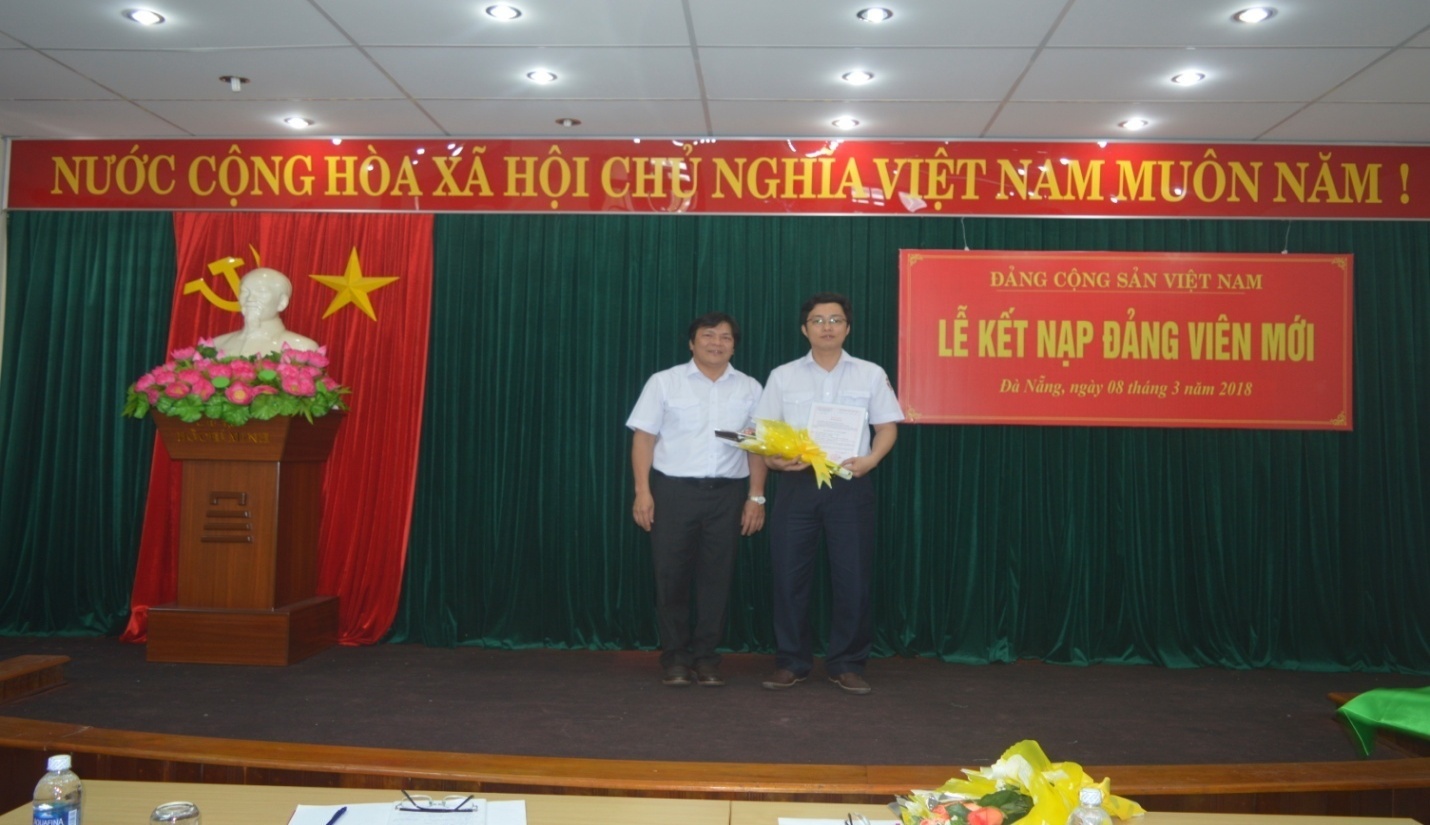 Công ty TNHH MTV Hoa tiêu hàng hải khu vực IV tổ chức Lễ kết nạp Đảng viên 