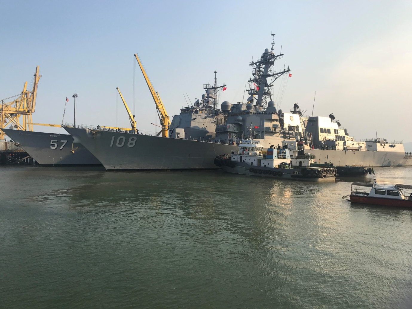 Công ty TNHH MTV Hoa tiêu hàng hải khu vực IV dẫn thành công hạm đội hàng không mẫu hạm cập cảng Đà nẵng