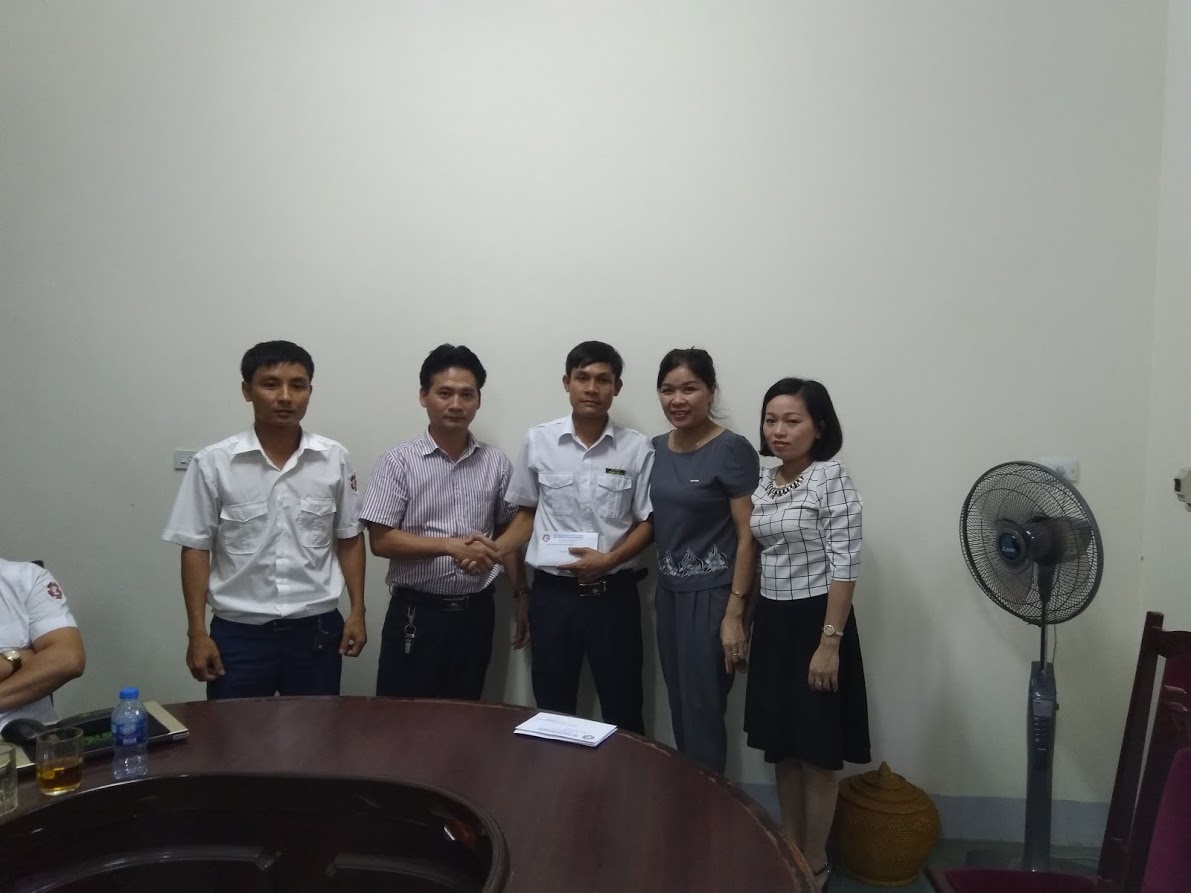 Công ty TNHH MTV Hoa tiêu khu vực VI tổ chức tặng quà cho cán bộ, công nhân viên công ty có hoàn cảnh khó khăn