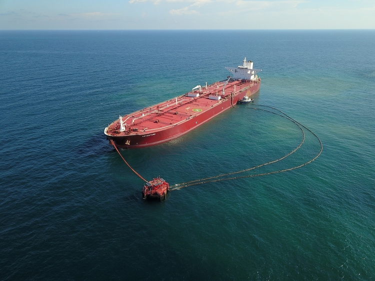 Dấu mốc dẫn 100 chuyến tàu VLCC cập phao rót dầu không bến Nhà máy Lọc hóa dầu Nghi Sơn của Công ty Hoa tiêu hàng hải khu vực VI 