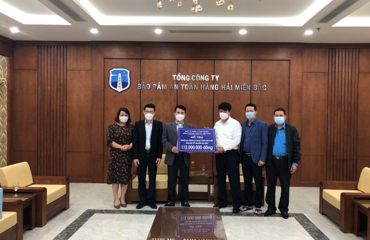 Chủ tịch Công đoàn Giao thông vận tải Việt Nam đến thăm và trao quà hỗ trợ người lao động có hoàn cảnh khó khăn nhân dịp Tết Nguyên đán năm 2022