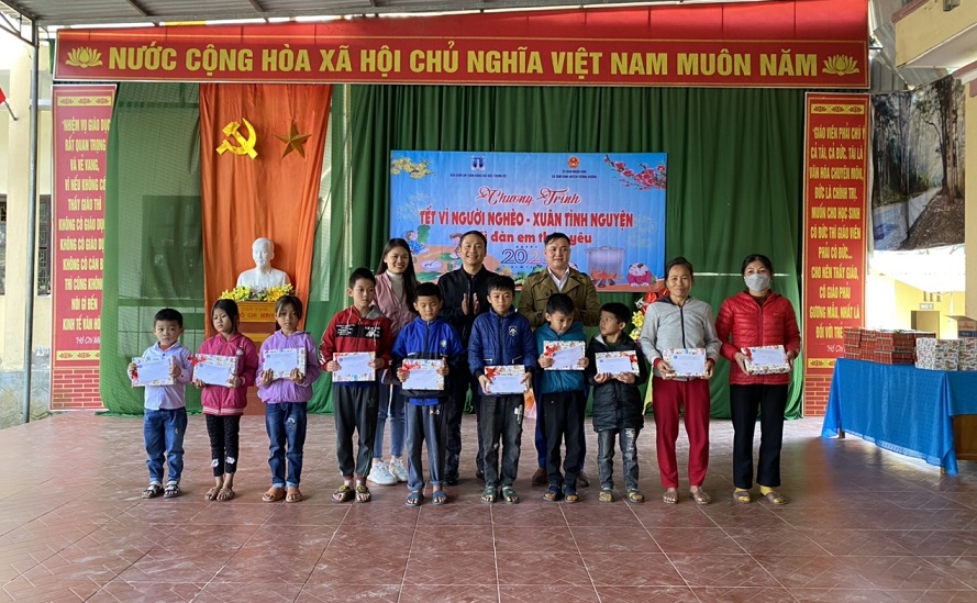 Bảo đảm an toàn hàng hải Bắc Trung Bộ tặng quà cho người nghèo, người có hoàn cảnh khó khăn nhân dịp Tết Nguyên đán 2023