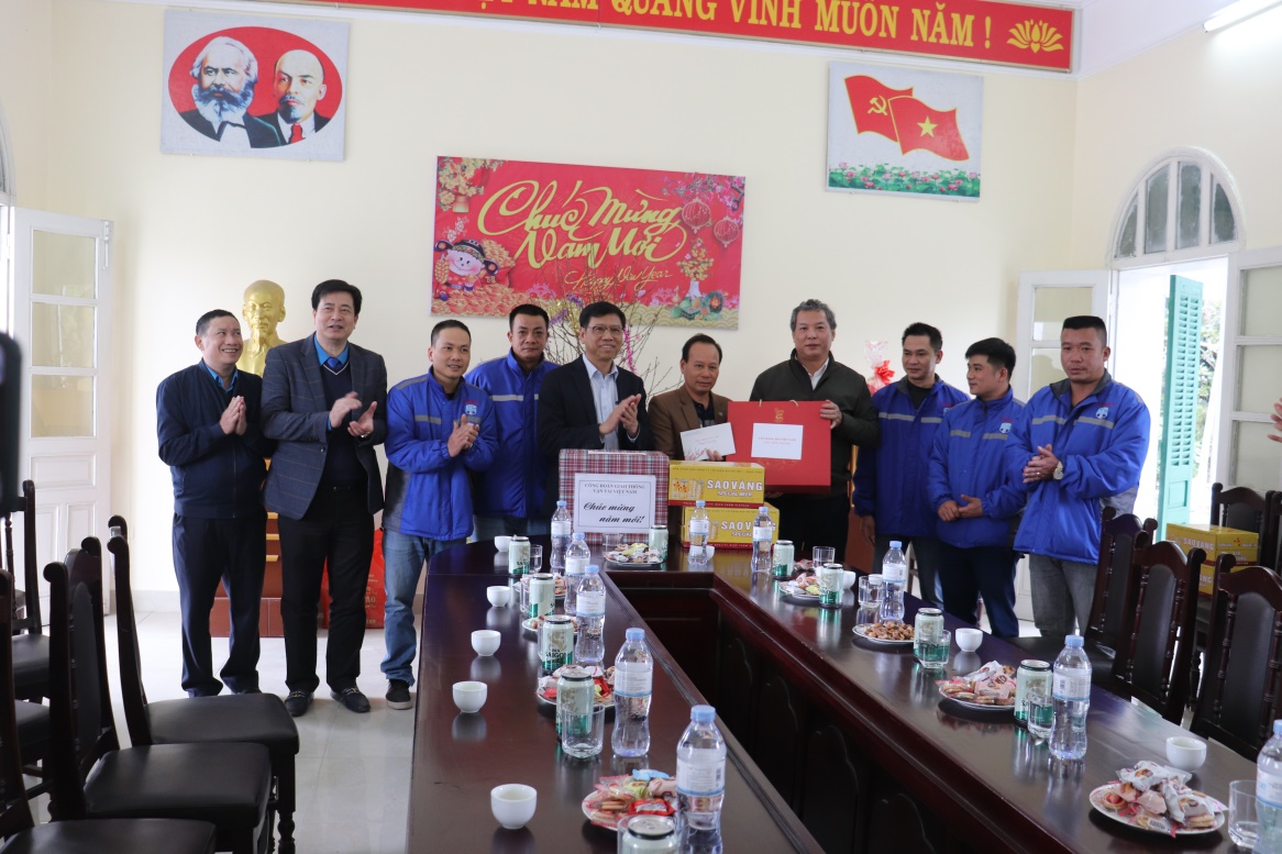 Đoàn công tác Bộ Giao thông vận tải thăm và tặng quà trạm Hải đăng Hòn Dáu thuộc Tổng công ty Bảo đảm an toàn hàng hải miền Bắc