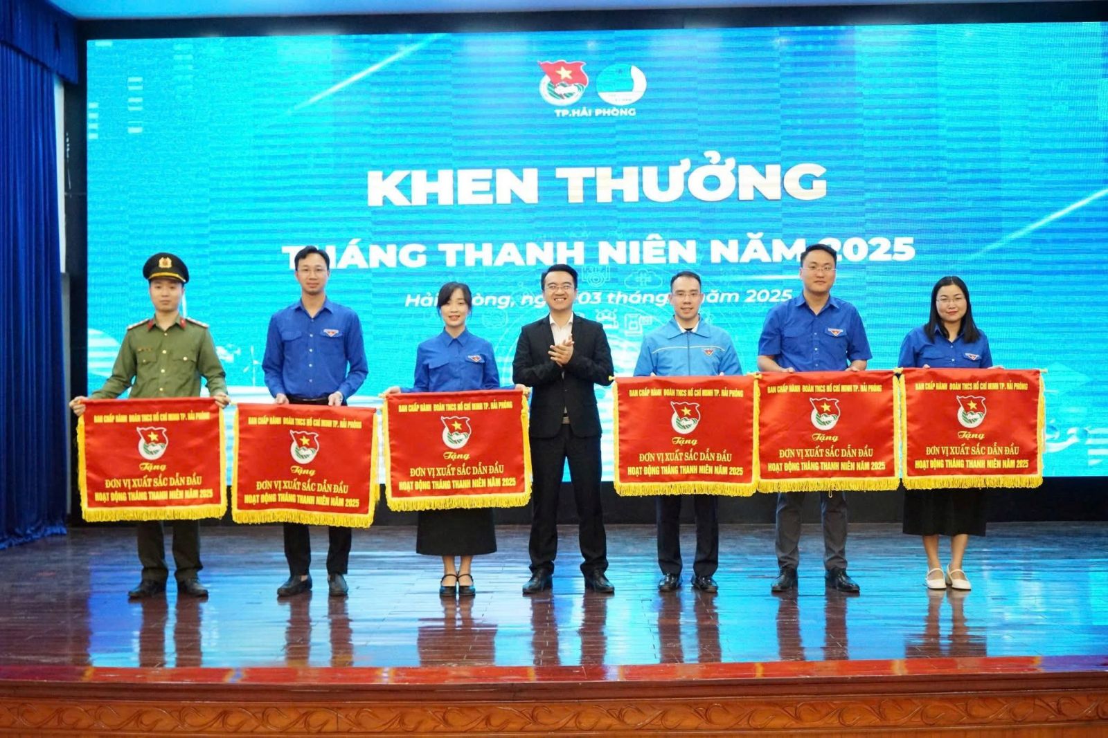 Đoàn thanh niên Tổng công ty Bảo đảm an toàn hàng hải miền Bắc nhận Cờ thi đua “Đơn vị xuất sắc dẫn đầu” trong hoạt động Tháng Thanh niên năm 2025